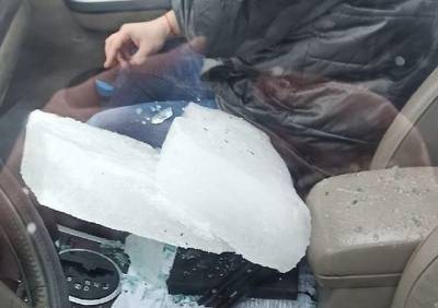 Мэрия прокомментировала падение глыбы льда на автомобиль у автовокзала