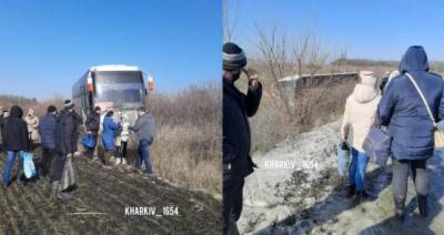 Отказали тормоза: на Харьковщине автобус, забитый пассажирами, слетел в кювет, фото