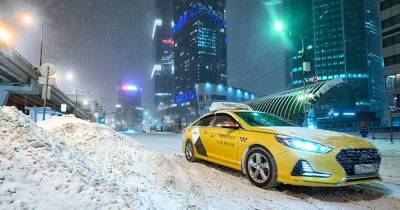 Московские таксисты вспомнили необычные случаи и звездных пассажиров