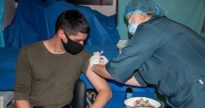 На Донбассе началась вакцинация военных (фото)
