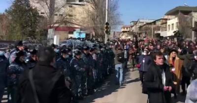 Оппозиция устроила митинг у резиденции Пашиняна и направилась ко дворцу президента (видео)
