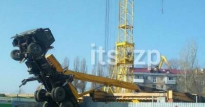 На строительстве ЖК в Запорожье перевернулся автокран