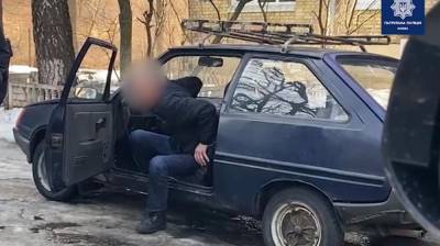 Еле держался на ногах: в Киеве патрульные поймали крайне нетрезвого водителя – видео