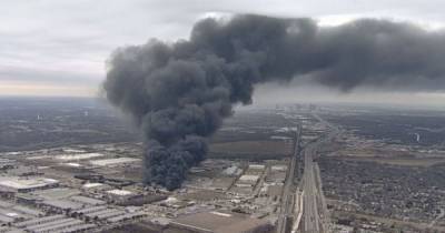 Километровые столбы черного дыма поднялись над Техасом из-за пожара на заводе по переработке пластика