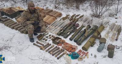 Ракетный комплекс, пехотный огнемет, тысячи патронов: в Луганской области СБУ обнаружила схрон боевиков (5 фото)