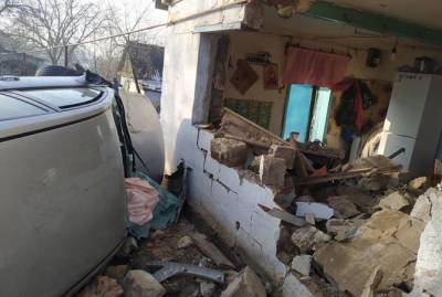 На Днепропетровщине машина слетела с дороги и протаранила кухню: травмированы пять человек