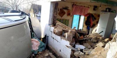 В Днепропетровской области машина врезалась в дом. Пострадали пять человек, в том числе двое детей