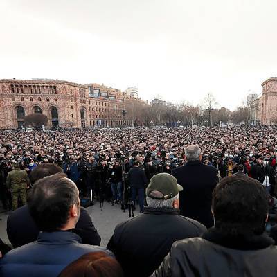 Несколько тысяч сторонников оппозиции направляются к резиденции президента Армении