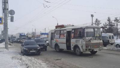 В Новосибирске после ДТП автобус сбил двух женщин