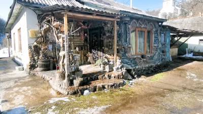 Сказочный дом жительницы Закарпатья привлекает туристов.