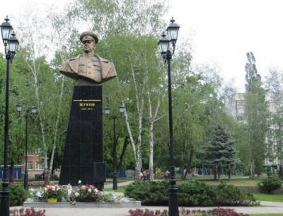 Дожили – в Харькове охраняют памятник Жукову