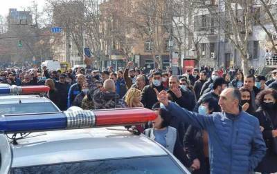 Протести в Єревані тривають: заблоковано рух у центрі міста