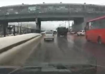 Момент падения ледяной глыбы на автомобиль в Рязани попал на видео