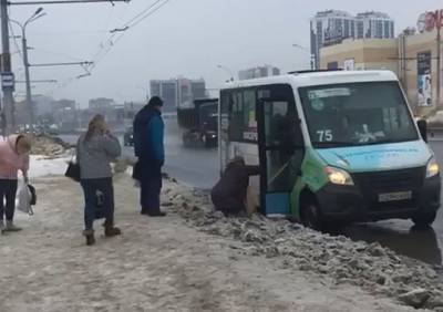 В Рязани женщина упала в грязь, пытаясь залезть в маршрутку