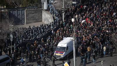 В Ереване опровергли возврат ходатайства об увольнении главы Генштаба