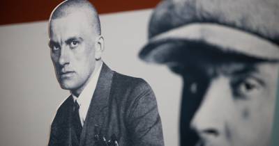 Маяковский и костюмы 1940-х: в Музее изобразительных искусств открывается выставка "Стильные люди" (фото)
