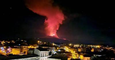 Аэропорт Катании закрыт, с неба падает пепел: вулкан Этна на Сицилии извергается вторую неделю