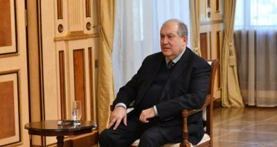 Президент Армении проводит встречу с главой Генштаба Оником Гаспаряном