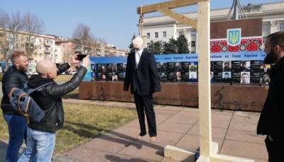 В Херсоне "казнили" чучело Путина – дважды