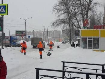 Никогда такого не было и вот, опять: снегопад заставил работать дорожников, ГИБДД и администрацию Вологды