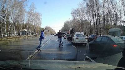 В Воронеже на дороге автомобилист набросился с битой на таксиста: появилось видео