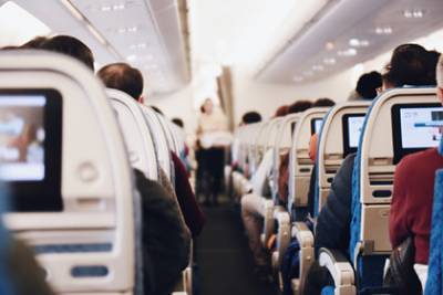 Пассажиры самолета массово ощутили жжение в горле из-за оплошности попутчика