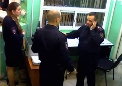 Опубликовано видео с реакцией кемеровских полицейских на убийство девушки