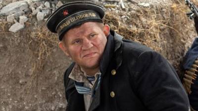 Актер Александр Обласов признался в двойственном отношении к дате 23 февраля