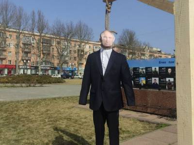 В Херсоне развернули баннер "Путин – х...йло" и повесили чучело Путина