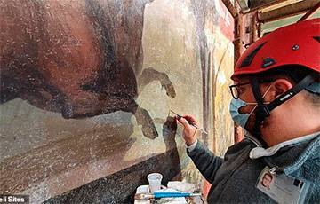 Ученые обнаружили потрясающую древнюю фреску в Помпеях и восстановили ее