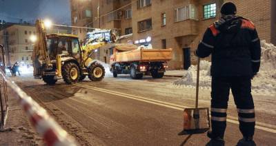 400 единиц спецтехники ликвидируют последствия оттепели в Москве
