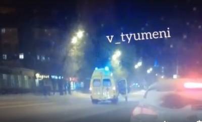 В Тюмени машина скорой помощи сбила женщину