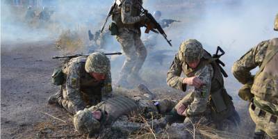 Десять украинских военных пострадали на Донбассе в результате обстрелов боевиков