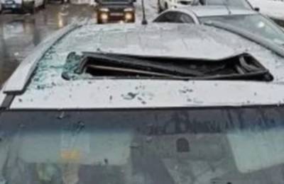 Глыба льда рухнула на машину в Рязани