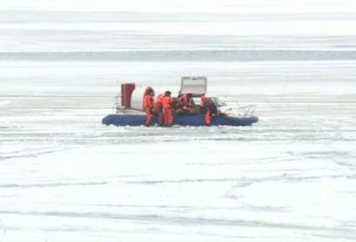 Спасатели Ленобласти отработали спасение на льду в акватории Ладожского озера
