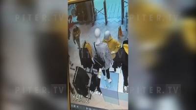 Неизвестные напали на магазин на Долгоозерной улице с оружием - piter.tv
