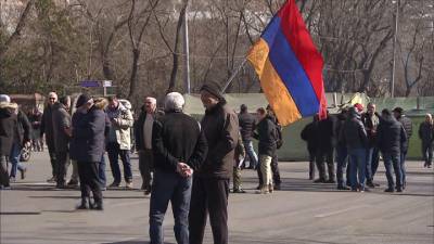 Вести. В Ереване тысячи сторонников оппозиции отправились к резиденции президента Армении