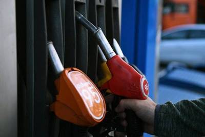 Торги бензином снизились на Санкт-Петербургской товарно-сырьевой бирже