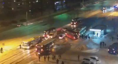 "Город в ледяном плену!": в Ярославле машины массово съезжают с дороги из-за льда. Видео