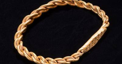 В Британии нашли клад викингов с золотыми украшениями