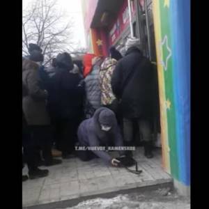 В Днепропетровской области на входе в магазин секонд-хенда едва не затоптали пенсионерку. Видео