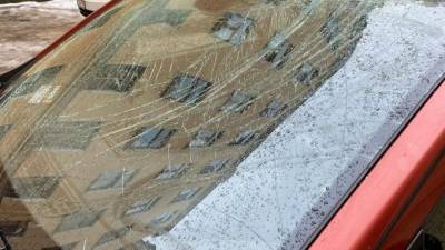Упавшие с крыши дома на Невском ледяные глыбы повредили автомобили