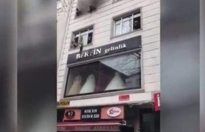 В Турции мать выбросила детей из окна многоэтажного дома во время пожара и спасла им жизнь (ВИДЕО)