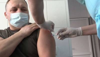 В Харькове вакцинировали медиков военного госпиталя