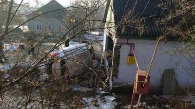 Под Днепром легковушка протаранила стену жилого дома: пятеро пострадавших, среди них двое детей