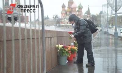Мемориал Немцову восстановили в Москве: люди несут цветы