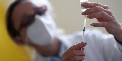 Смерть не связывают с прививкой. В Литве пенсионер умер через несколько минут после вакцинации от COVID-19