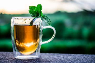 Медики рассказали, что чай из листьев крапивы способствует снижению сахара в крови