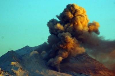 На вулкане Эбеко произошел пепловый выброс
