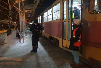 В Екатеринбурге ребенка зажало в дверях трамвая